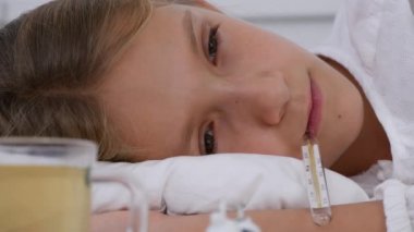 Yatakta hasta çocuk, termometre ile hasta çocuk, hastanede küçük kız, Pills tıp