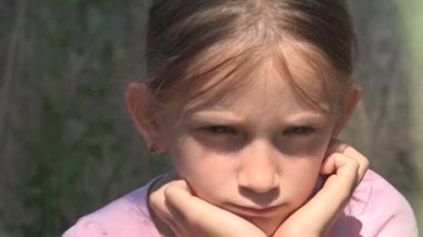 Üzgün çocuk harabeleri, mutsuz sokak kız, depresif zavallı çocuk, evsiz terkedilmiş 