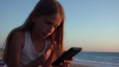 Akıllı Telefon Oynayan Çocuk, Gün Batımında Sahilde Çocuk, Deniz kenarında Tablet Kullanan Kız