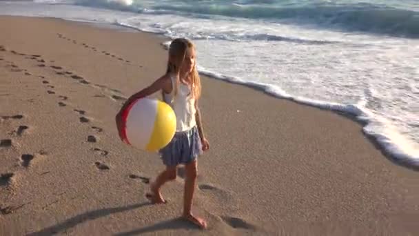 Enfant Jouant Sur Plage Coucher Soleil Joyeux Enfant Marchant Dans — Video