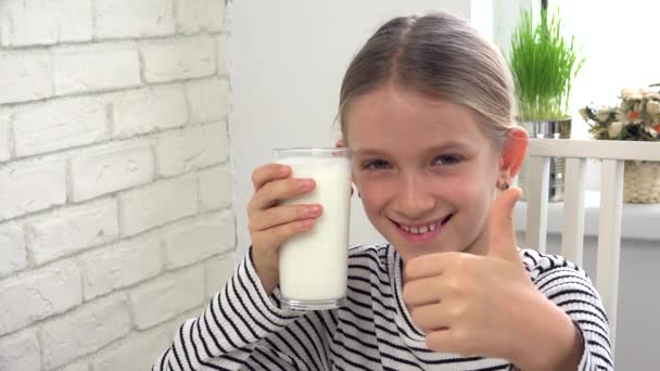 Παιδί Πίνει Γάλα Στο Πρωινό Στην Κουζίνα Κορίτσι Γεύση Γαλακτοκομικά — Αρχείο Βίντεο
