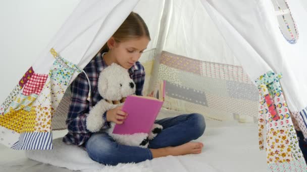 Barn Läsa Studera Lekrummet Kid Spelar Lekplats Lärande Flicka — Stockvideo