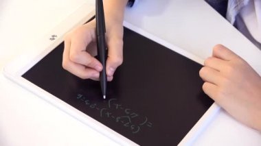 Tablete, okul sınıf yazma, ödev yapmak öğrenme kız okuyan çocuk