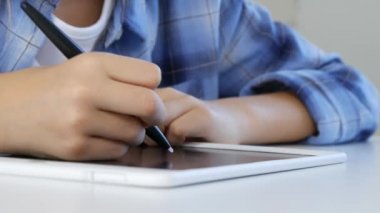Tablete, okul sınıf yazma, ödev yapmak öğrenme kız okuyan çocuk