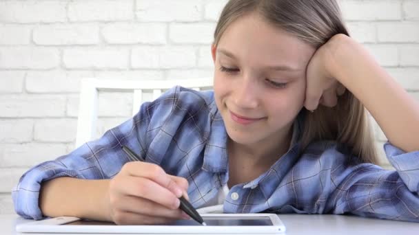 Criança Estudando Tablet Escrita Menina Aula Escola Aprendendo Fazer Lição — Vídeo de Stock