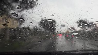 Yağmurda araba, yol, otoyol, yağmur damla ağır fırtına şehirde trafik