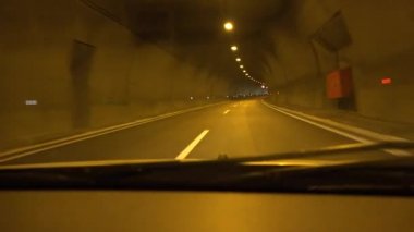 Tünel, dağlar, Yunanistan'da, Pov seyahat Metro trafikte araba sürüş