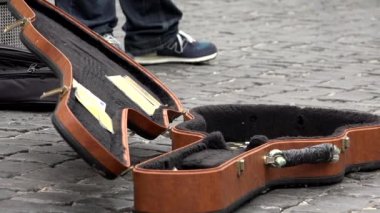 Street Performer Playing Guitar, Evsiz Tramp Müzisyen Show New York'ta
