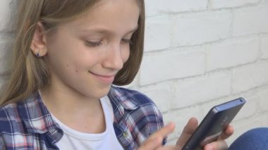 Tablet, Smartphone, çocuk kız okuma iletileri Internet tarama oynayan çocuk