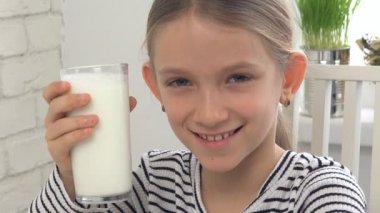 Süt içme kahvaltıda mutfak, süt ve süt ürünleri tatma kız çocuk