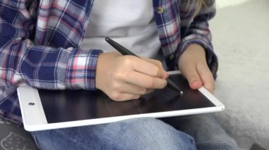 Oyun Odasında Tablet Oynayan Çocuk Ev Çizimi, Oyun Alanında Okul Çocuğu