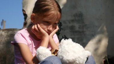 Üzgün çocuk harabeleri, mutsuz sokak kız, depresif zavallı çocuk, evsiz terkedilmiş
