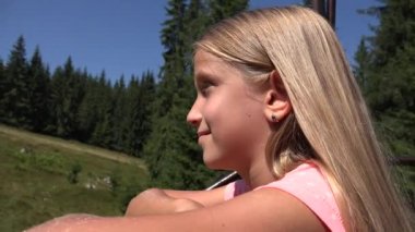 Telesiyej, Kayak kablo, demiryolu dağlar, alp çocukta turist kız çocuk