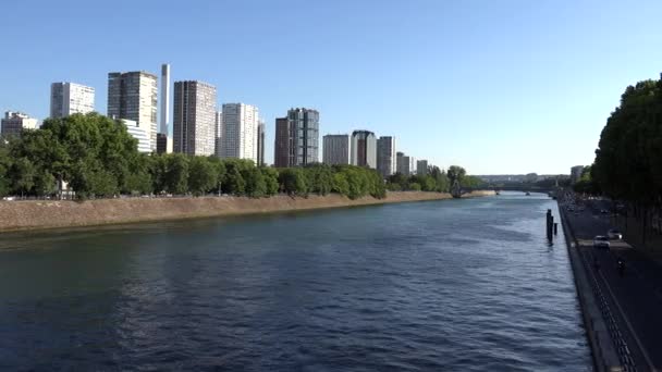 Sekwana w Paryżu, ludzie turyści łodzie podróżujących na Senna, statki Trip widok 4K — Wideo stockowe