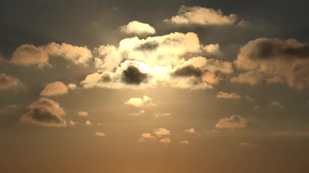 Atardecer dramático con nubes en el cielo, anochecer nublado, lapso de tiempo — Vídeos de Stock