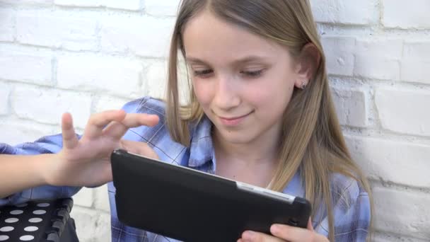 Kind spelen Tablet, Smartphone, Kid meisje lezing berichten surfen op Internet — Stockvideo