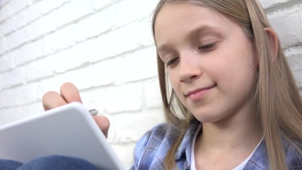 Kind schreibt, studiert, nachdenkliches Kind, umsichtige Schülerin — Stockvideo