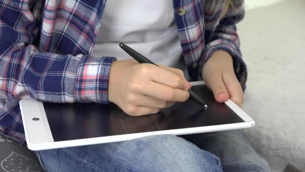 Niño jugando a la tableta en la sala de juegos Chica dibujando una casa, niño de la escuela en el patio de recreo — Vídeo de stock