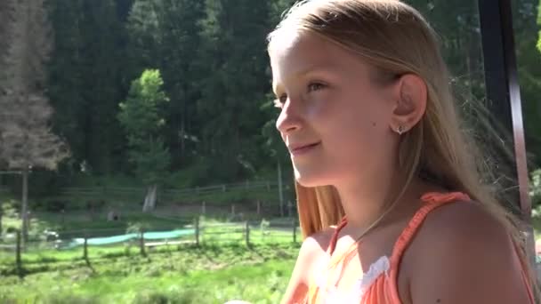 Bambino che viaggia in treno, Kid Tourist Guardando sulla finestra, Ragazza Campeggio avventura — Video Stock