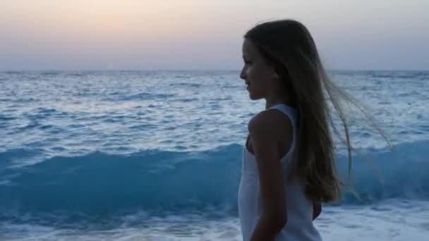 Kind spelen op strand in Sunset, Kid kijken naar zee golven, meisje portret op oever — Stockvideo