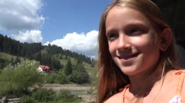 Trenle Çocuk Seyahati, Pencereye Bakan Çocuk Turist, Kız Kampı Macerası