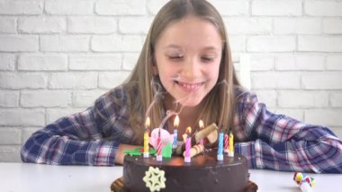 Çocuk doğum günü kutlama çocuklar mumlar, çocuk yıldönümü, üfleme