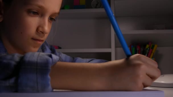 Barn skriva, studera, tankeväckande Kid, Pensive Student Learning Schoolgirl — Stockvideo