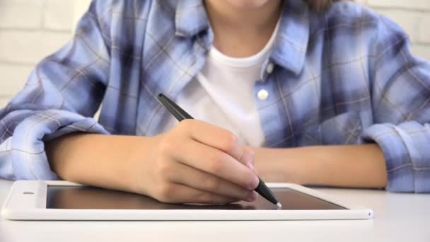 Dziecko studiuje na tablecie, Dziewczyna pisania w klasie szkoły, nauka, odrabiania lekcji — Wideo stockowe