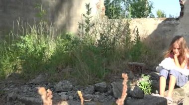 Üzgün çocuk harabeleri, mutsuz sokak kız, depresif zavallı çocuk, evsiz terkedilmiş