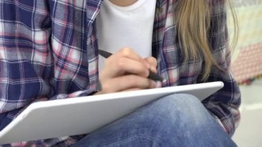 Tablete, okul sınıf yazma, ödev yapmak öğrenme kız okuyan çocuk