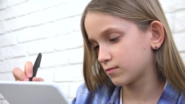 Kind Schrijven, Studeren, Bedachtzame Kid, Pensive Student Learning Schoolmeisje — Stockvideo