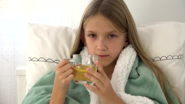 生病的孩子喝茶, 生病的孩子在床上, 痛苦的女孩, 病人在医院 — 图库视频影像