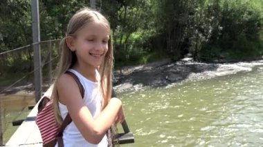 Dağlarda, köprüde çocuk evlat bir nehir, dere seyir kız doğada, Hiking
