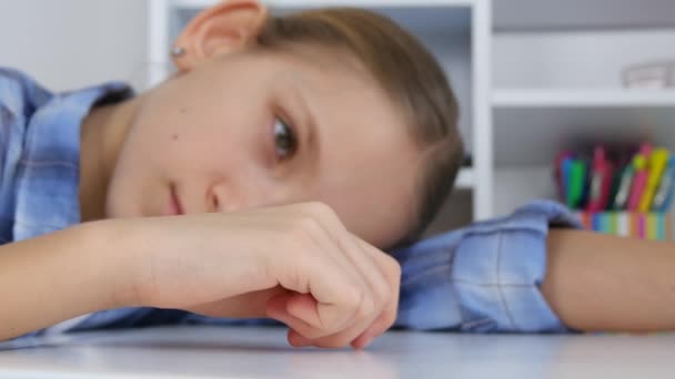 Criança triste, menina entediada jogando dedos na mesa, criança infeliz estressada não estudando — Vídeo de Stock