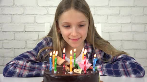 Festa de aniversário da criança soprando velas, aniversário das crianças, celebração das crianças — Vídeo de Stock