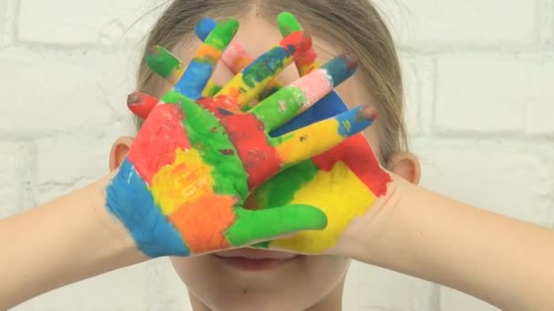 Το παιδί παίζοντας ζωγραφισμένα χέρια, παιδί ψάχνει σε φωτογραφική μηχανή, χαμογελαστό πρόσωπο κορίτσι σχολείο — Αρχείο Βίντεο