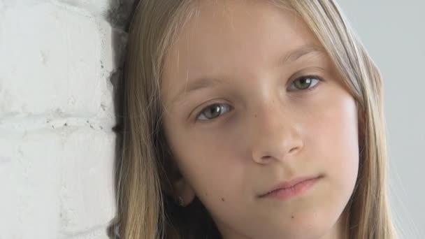 Ledsna barn, olycklig Kid, sjuk sjuk flicka i Depression, betonade eftertänksam Person — Stockvideo