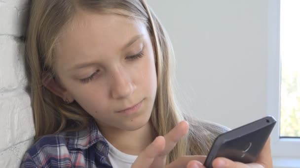 Kind spelen Tablet, Smartphone, Kid meisje lezing berichten surfen op Internet — Stockvideo