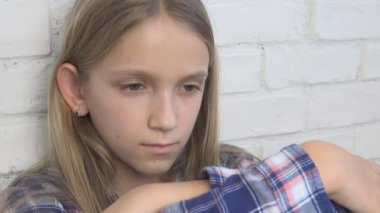 Üzgün çocuk, mutsuz çocuk, depresyon, hasta hasta kız vurguladı düşünceli kişi