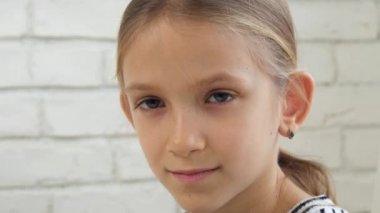 Üzgün çocuk, mutsuz çocuk, depresyon, hasta hasta kız vurguladı düşünceli kişi