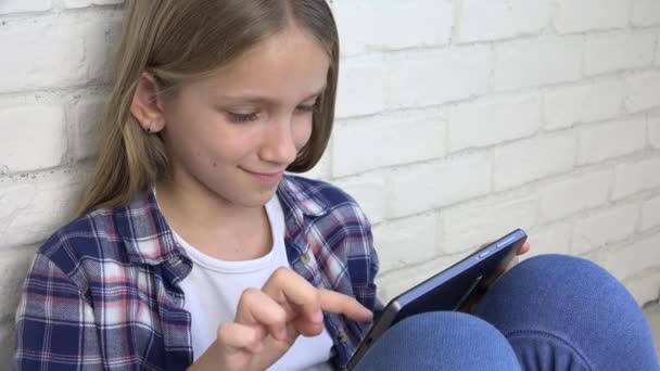 Kind spelen Tablet, Smartphone, Kid meisje lezing berichten surfen op Internet — Stockvideo