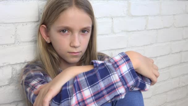Smutné děti, nešťastný Kid, nemocná nemocná dívka v depresi, zdůraznil přemýšlivá osoba — Stock video