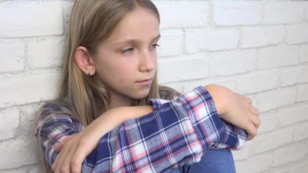 Verdrietig kind ongelukkig kind, ziek ziek meisje in depressie, benadrukt doordachte persoon — Stockvideo