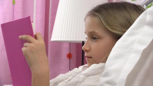 Libro de lectura infantil en la cama, el niño que estudia, niña aprendiendo en el dormitorio después de dormir — Vídeos de Stock