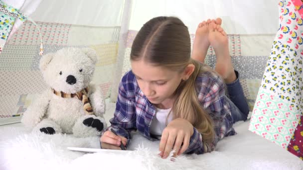 Дитина грає планшет в ігровій кімнаті Дівчина пише домашнє завдання для школи дитячий майданчик — стокове відео