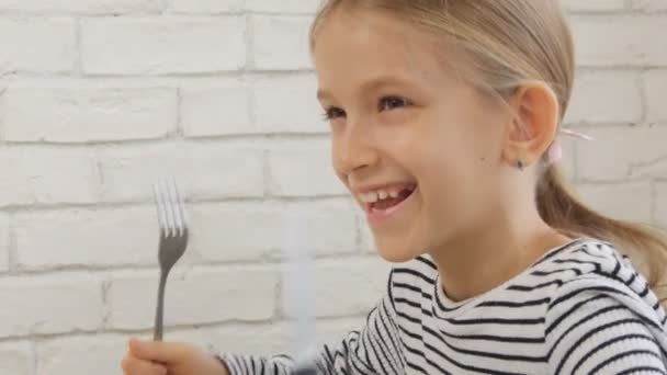 Petit déjeuner pour enfants dans la cuisine, Enfant mange des aliments sains Oeufs, Fille légumes — Video