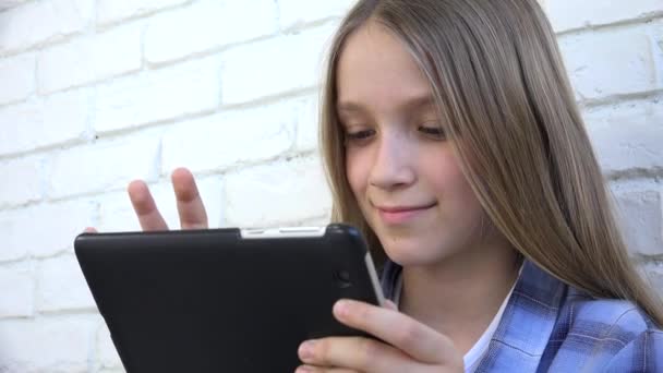 Dziecko gra Tablet, Smartphone, dziecko dziewczyna czytania wiadomości podczas przeglądania Internetu — Wideo stockowe