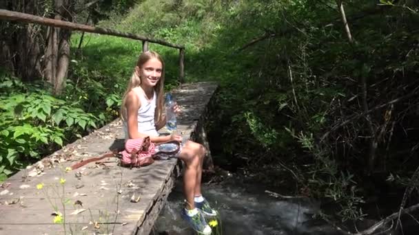 Barn leker av flodvatten, Kid på Camping i bergen, flicka i naturen — Stockvideo