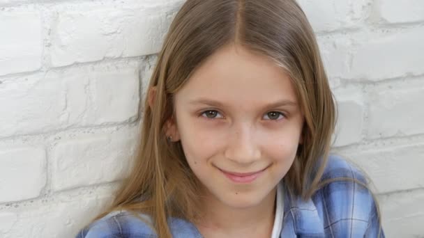 Tankeväckande Barnporträtt, leende Kid ansikte titta i kameran blond uttråkad Tjej — Stockvideo