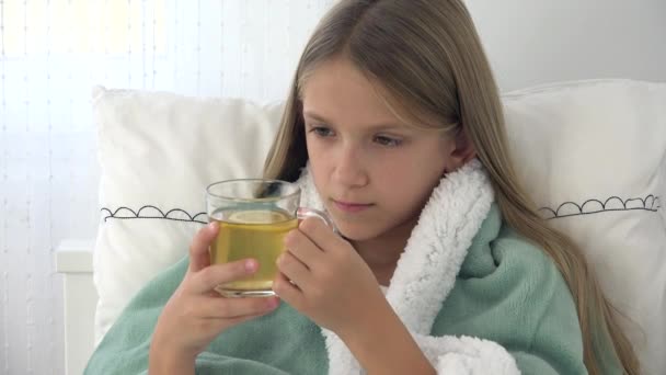 Nemocné dítě pít čaj, nemocné dítě v posteli, utrpení Girl, pacient v nemocnici — Stock video